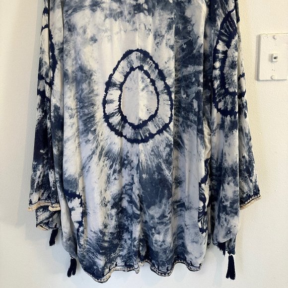 Skemo Blue and White Tie-dye Embroidered Kimono - Picture 2 of 8